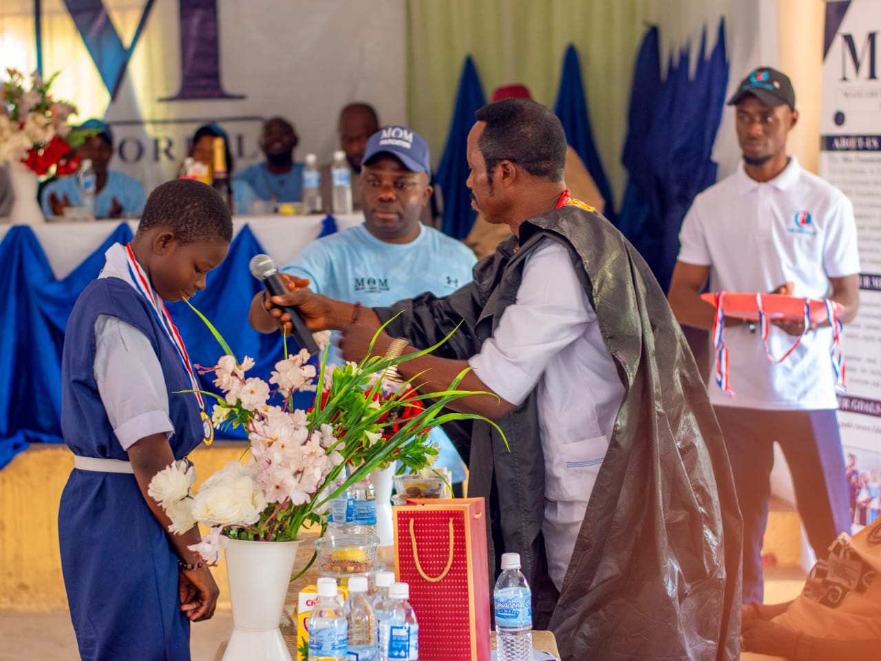 The Esama of Abavo presenting a medal to one of the outstanding students