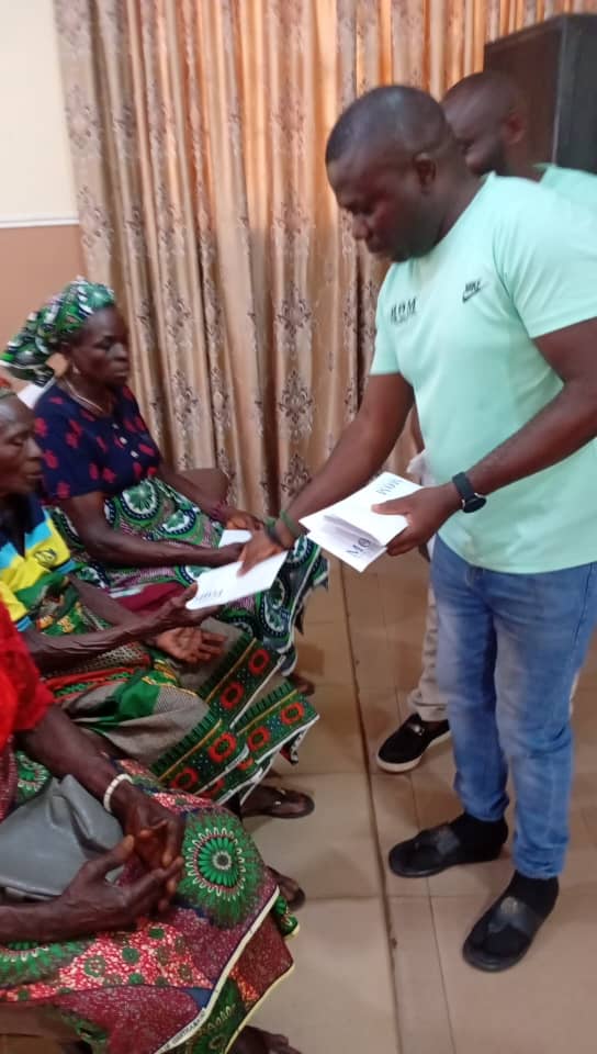 The MOM Foundation donated cash to widows in Abavo community during the festive season to ease economic hardship and spread love.